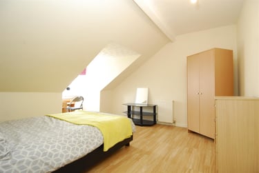 3 bed flat, Alexandra Road, Mutley, Plymouth, PL47EF - Image 2